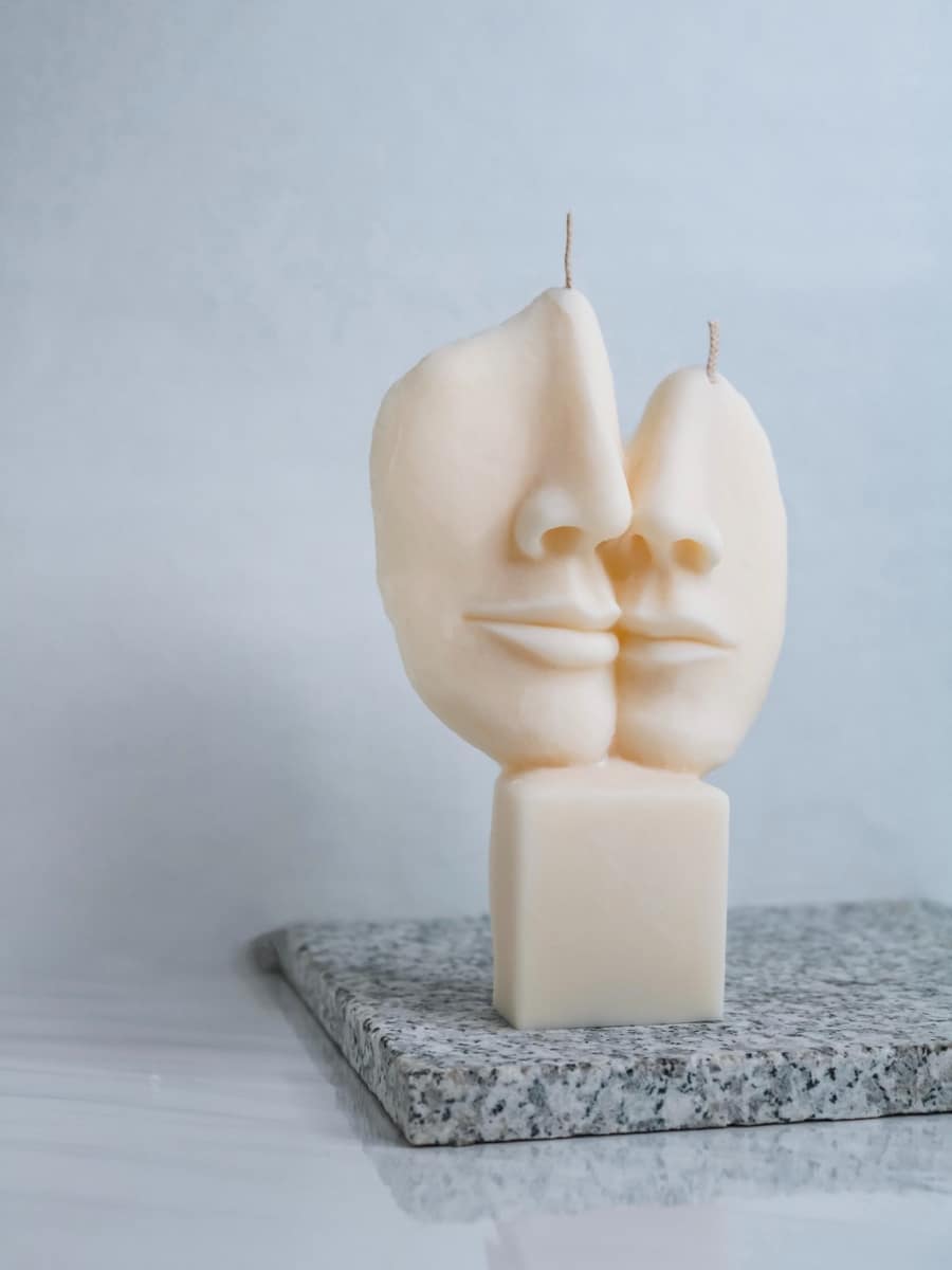 Kiss Sculpture - imagine 5